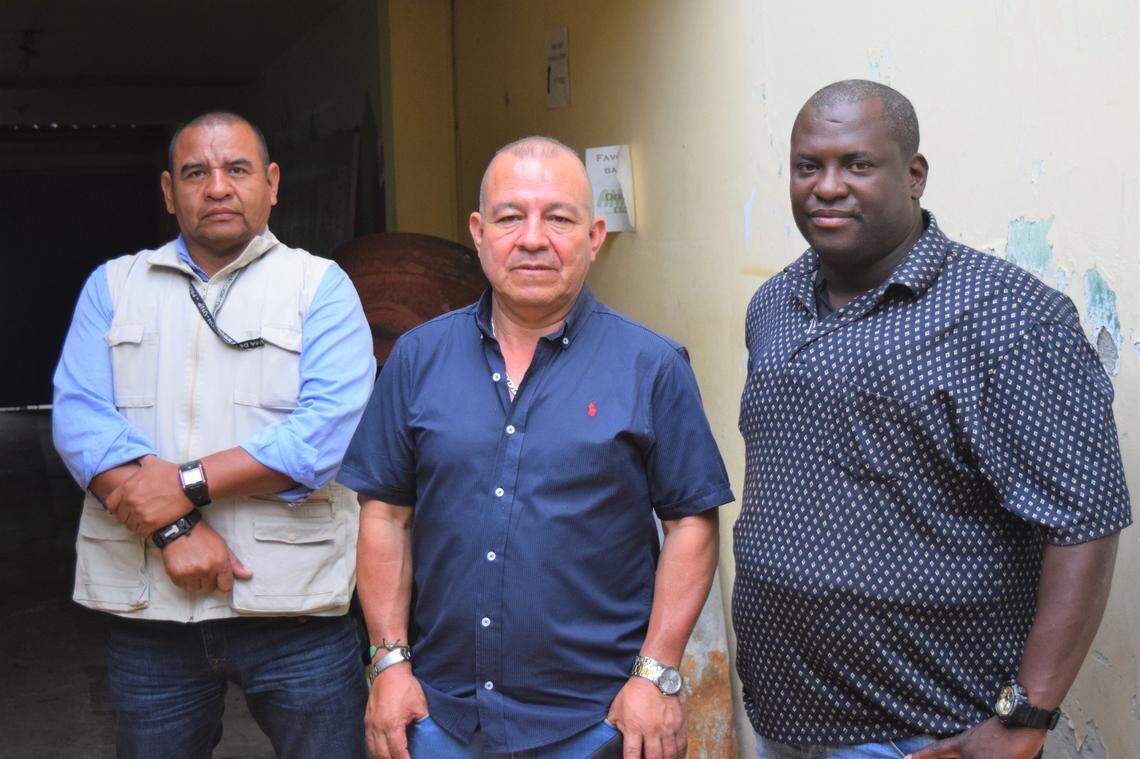 Alberto Pinto (lizq)) y Moisés López (der) son los guardaespaldas de Nilson Liz Marin (centro), un líder comunitario y defensor de los campesinos en Colombia.