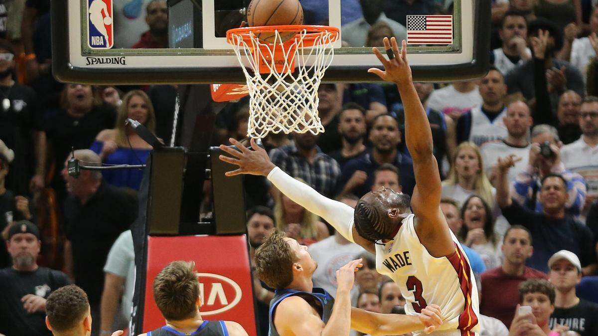 El escolta del Heat Dwyane Wade (3) anota la última canasta del partido tras robarle el balón al jugador de los Mavericks Luka Doncic a falta de ocho segundos para el final este jueves en Miami.