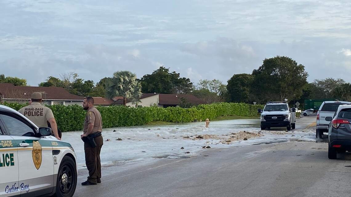 Water main break floods roads in southwest Miami-Dade County | Miami Herald