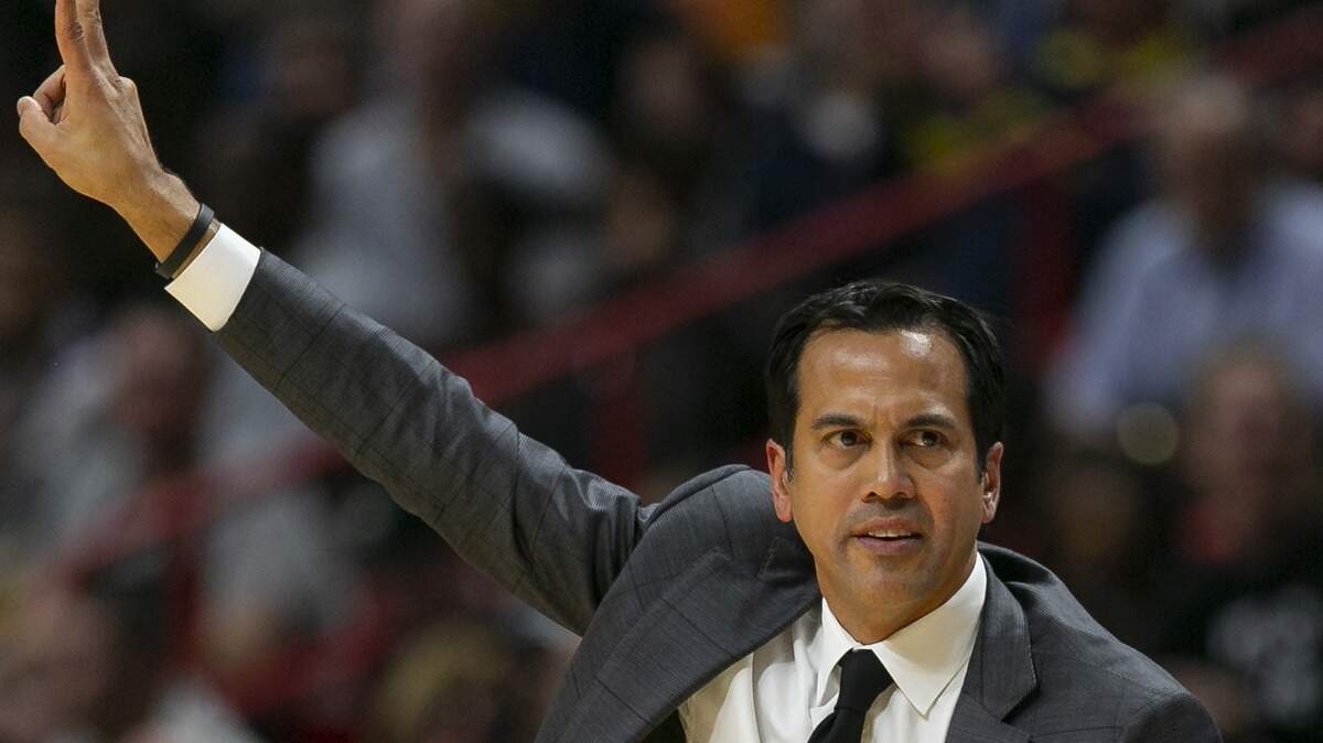 El entrenador del Heat Erik Spoelstra marca una jugada en el triunfo del sábado 22 de diciembre ante los Bucks en el American Airlines Arena.