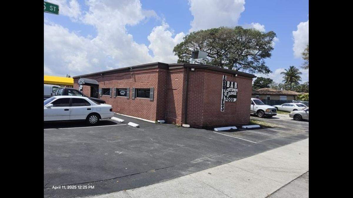 Artie’s Sportsmen Lounge, 2218 N. Federal Hwy., Hollywood