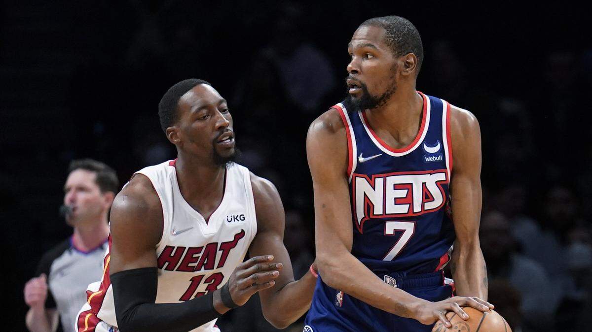 El delantero de los Nets Kevin Durant (der.) trata de pasar la pelota ante la marca de Bam Adebayo, del Heat de Miami, en el partido celebrado el 3 de marzo de 2022 en New York.