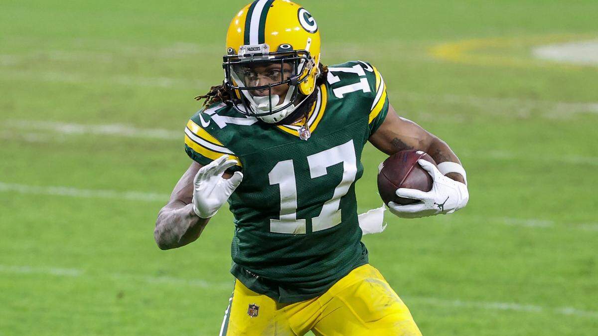 GREEN BAY, WISCONSIN - JANUARY 24: Davante Adams #17 of the Green Bay Packers runs with the ball in the fourth quarter against the Tampa Bay Buccaneers during the NFC Championship game at Lambeau Field on January 24, 2021 in Green Bay, Wisconsin. (Photo by Dylan Buell/Getty Images)