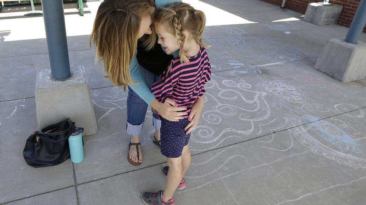Molly Maxwell abraza a su hija Gracie en el Bay Area Rainbow Day Camp de El Cerrito, California, que atiende a niños transexuales y de género fluido.