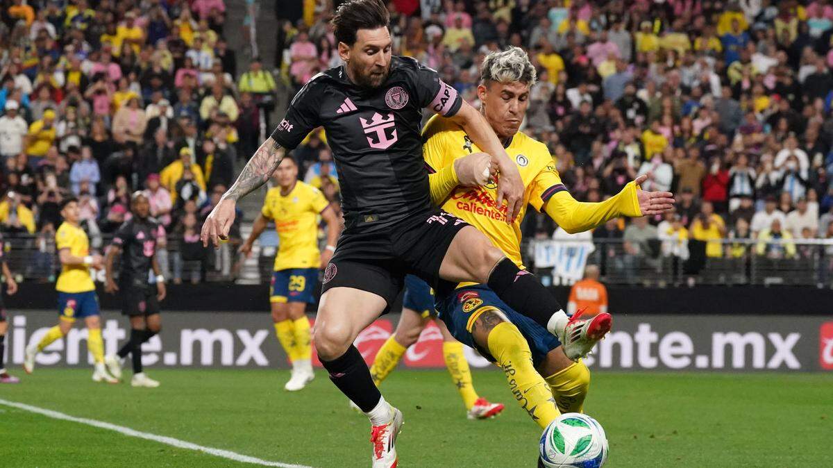 Jan 18, 2025; Las Vegas, Nevada, USA; Inter Miami CF forward Lionel Messi (10) controls the ball against Club America defender Cristian Calderon (18) in the second half at Allegiant Stadium. Mandatory Credit: David Gonzales-Imagn Images