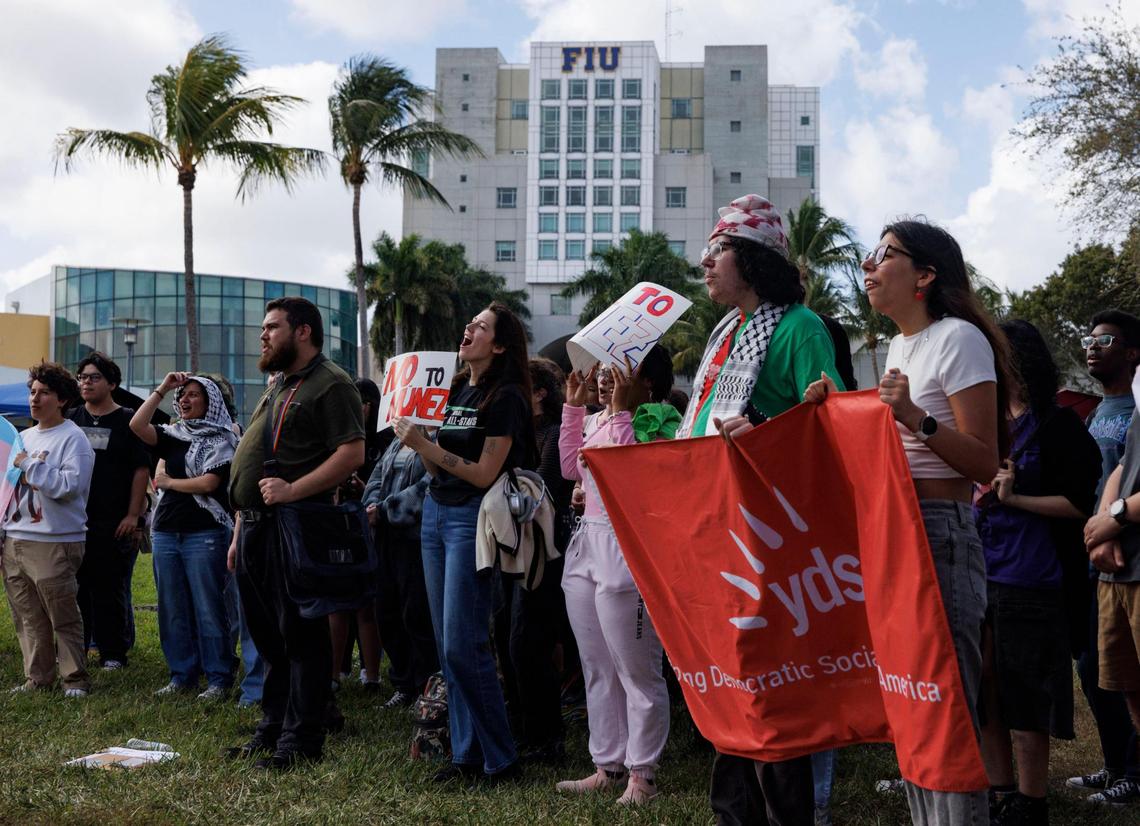 Unos 150 estudiantes corearon “¡El vicegobernadora Núñez tiene que irse!” durante una protesta contra el nombramiento de la vicegobernadora Jeanette Núñez como presidenta interina el jueves 13 de febrero de 2025 en el campus principal de la Universidad Internacional de Florida en Miami.