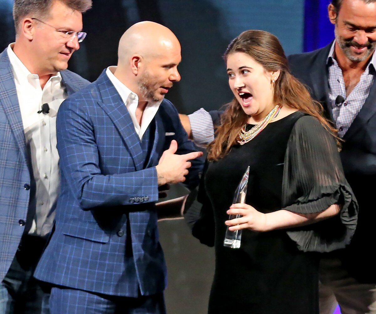 PitBull felicita a Danya Sherman, fundadora y directora ejecutiva de KnoNap, ganadora de la competencia de startups eMerge Americas 2019 Shark Tank, en la conferencia eMerge de 2019.