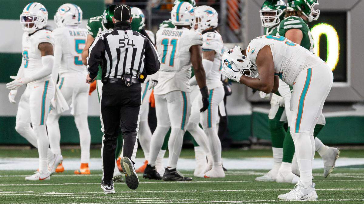 Miami Dolphins defensive tackle Calais Campbell (93) reacts after a play in the second half of his NFL game against the New York Jets at the MetLife Stadium on Sunday, Jan. 5, 2025, in East Rutherford, N.J.