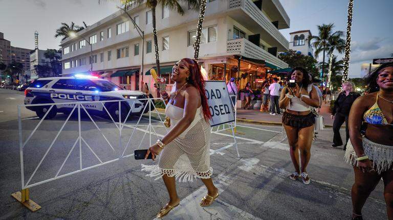 PHOTO GALLERY: Spring Break Lights Up South Beach on Friday Night