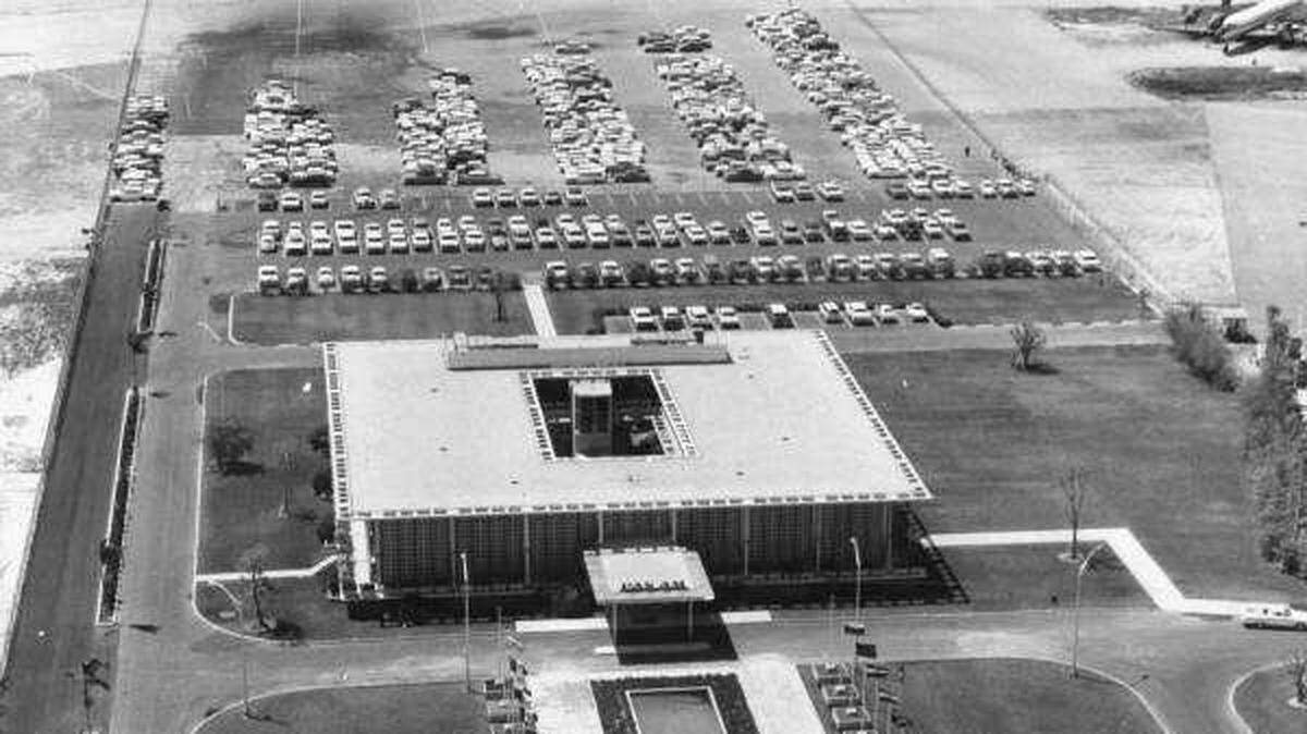 Vista aérea hacia el sur en 1968 muestra el edificio de la sede regional de Pan Am y su piscina reflectante en el Aeropuerto Internacional de Miami.