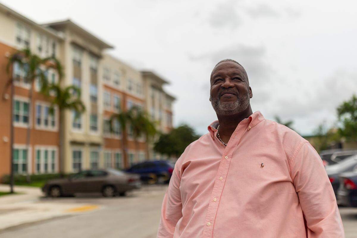 Clifford Johnson, de 61 años, vive en el complejo de vivienda asequible Hampton Village en Brownsville, Florida, donde paga $850 mensuales por un apartamento de una habitación en un edificio construido por la entidad sin fines de lucro Carrfour Supportive Housing.