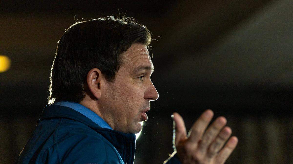 El gobernador de la Florida, DeSantis, habla durante una reunión pública en LaBelle Winery, el martes 17 de enero de 2024, en Derry, Nueva Hampshire. Tras quedar segundo en los caucus de Iowa, DeSantis enfrenta una cuesta arriba en las primarias de Nueva Hampshire.