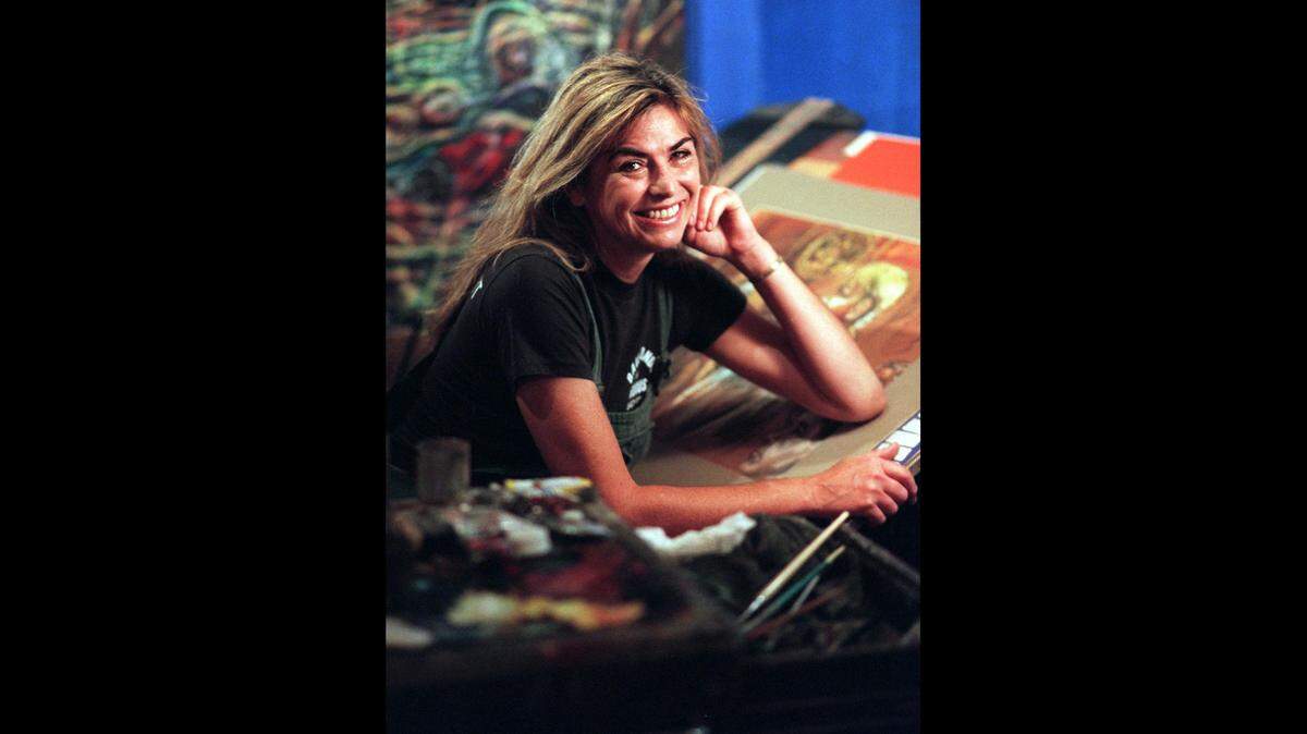 Miami Beach courtroom artist Shirley Henderson in her Lincoln Road studio in a file photo from May 2, 1997. She covered many major trials as a courtroom artist. She died Oct. 13, 2021 in her native Georgia.