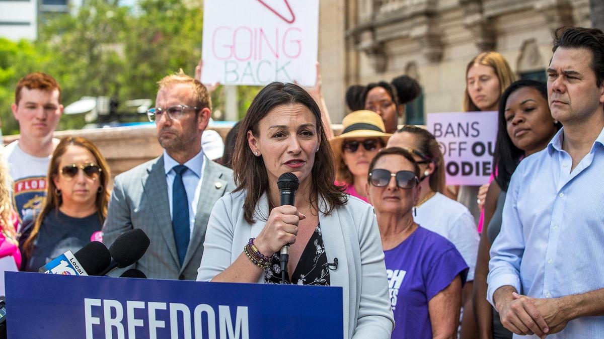 La candidata demócrata a gobernadora y comisionada de Agricultura Nikki Fried en una conferencia de prensa el 3 de mayo en Miami sobre los derechos reproductivos de las mujeres.