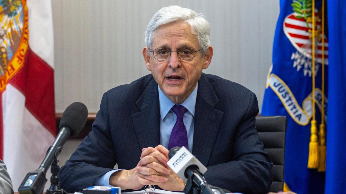 El secretario de Justicia de Estados Unidos, Merrick Garland, hace declaraciones a la prensa antes de reunirse en privado con el fiscal federal Markenzy Lapointe y líderes de las fuerzas de seguridad federales, estatales y locales en la Fiscalía Federal del Distrito Sur de la Florida, en Miami, Florida, el jueves 19 de octubre de 2023.
