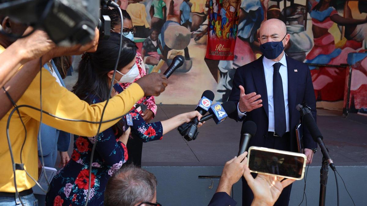 El secretario del DHS, Alejandro Mayorkas, a la derecha, habla con la prensa después de reunirse con líderes de la comunidad haitiana para cumplir la promesa del presidente Joe Biden con respecto al TPS durante una reunión dentro de la galería en el Complejo Cultural Little Haiti el martes 25 de mayo de 2021.