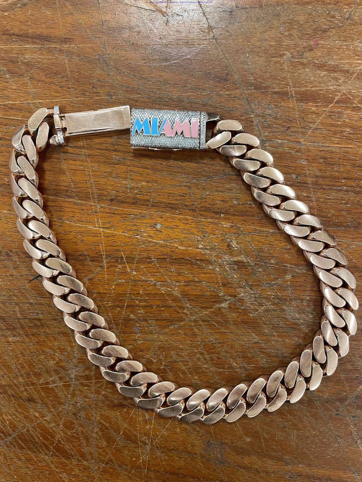 André Lorquet se gastó $30,000 en este brazalete de oro "cubano".
