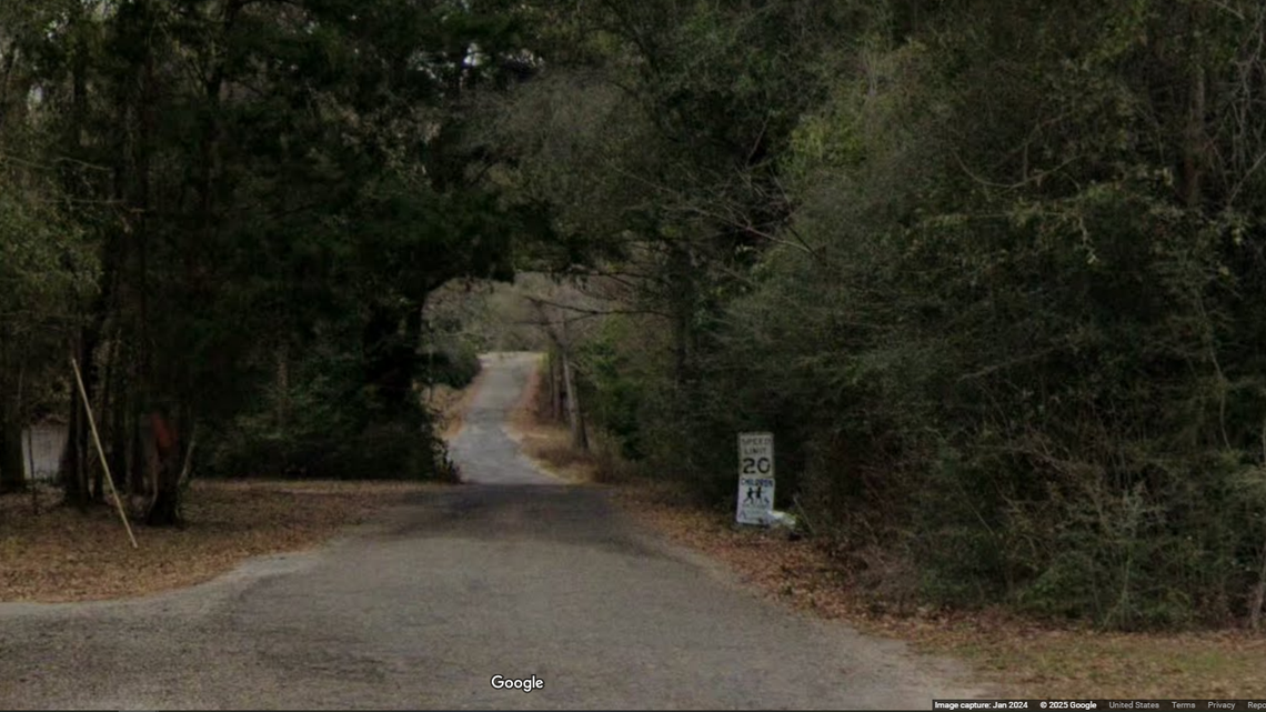 Woman woke to man standing at foot of bed, FL cops say. She started yelling
