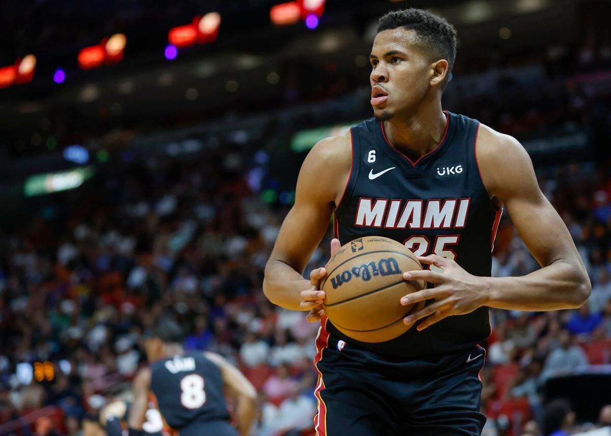 Miami Heat center Orlando Robinson (25) looks to pass during the game against the Milwaukee Bucks at the Arena, in Miami on Thursday, January 12, 2023.