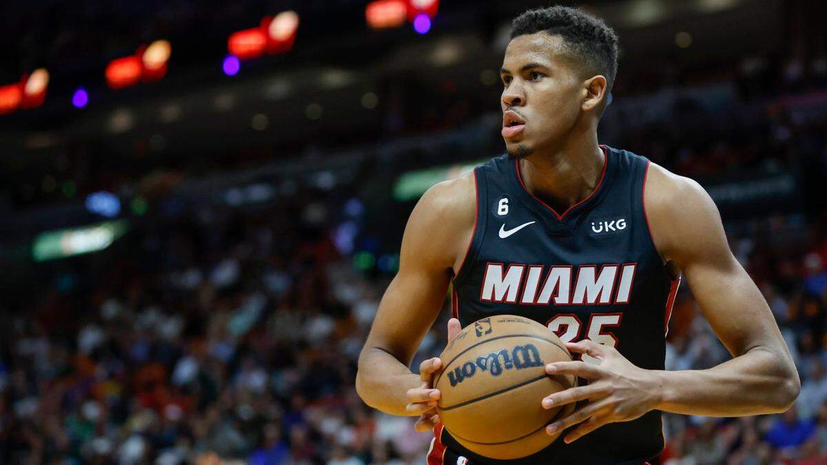 Miami Heat center Orlando Robinson (25) looks to pass during the game against the Milwaukee Bucks at the Arena, in Miami on Thursday, January 12, 2023. 