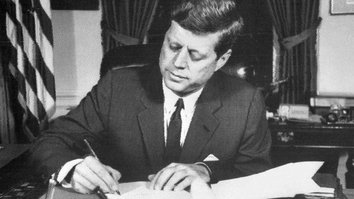 En 1962, el presidente John F. Kennedy firmó una orden ejecutiva prohibiendo todo comercio con la Cuba de Fidel Castro.