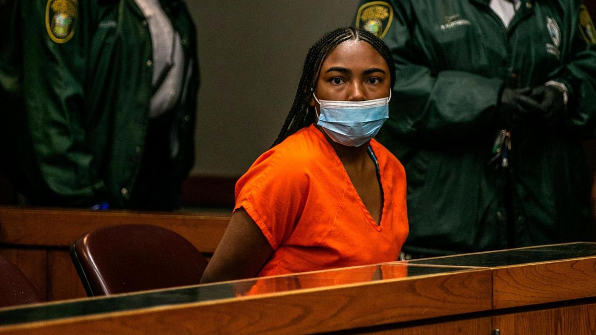 La acusada Desiray Strickland durante una audiencia ante la jueza de circuito Cristina Miranda. Está acusada de participar en el asesinato de un estudiante de Homestead en junio de 2015. La audiencia fue en Miami el 11 de mayo de 2022.
