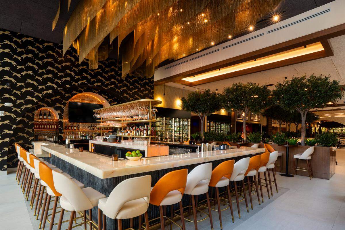 The bar at Serafina Italian restaurant at Miami Worldcenter.
