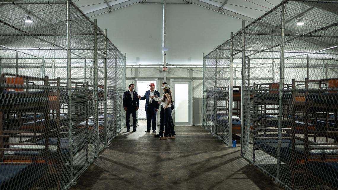 Alligator Alcatraz enfrentó su primera ola de frío. ¿Mantuvo calientes a los detenidos?