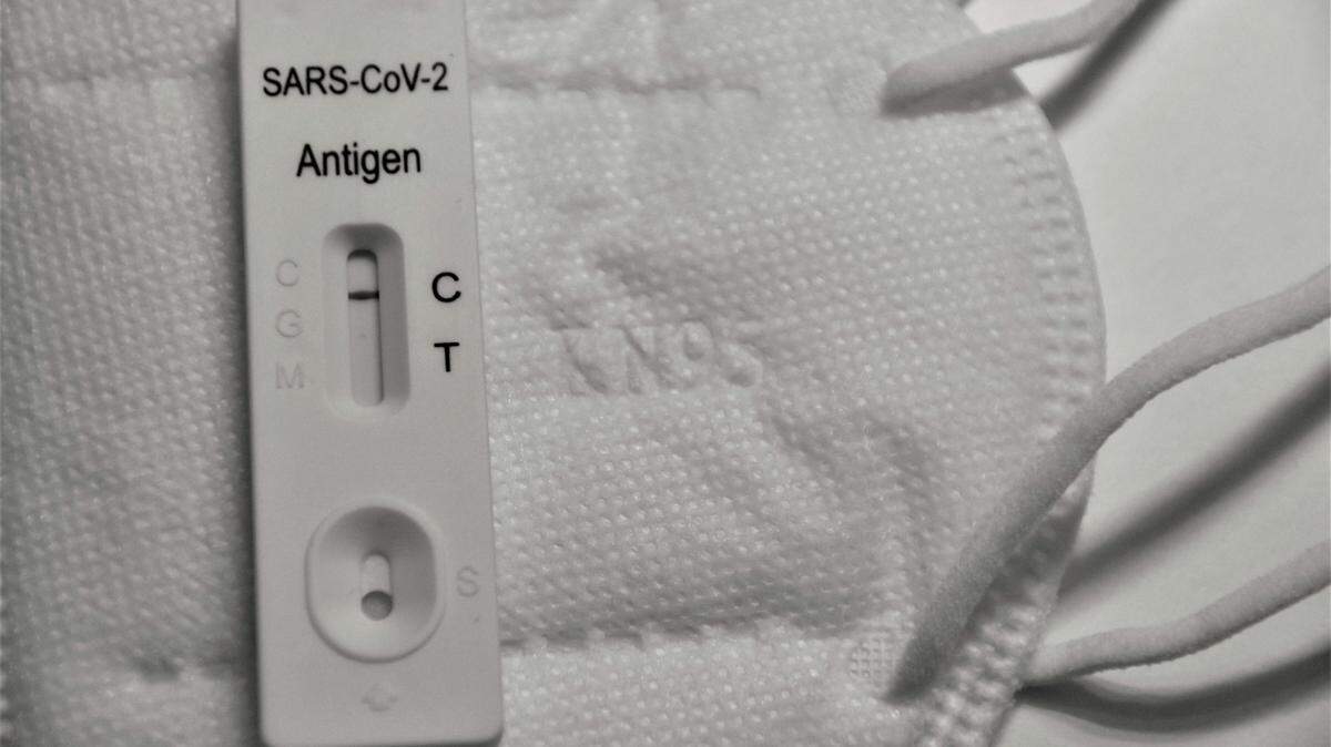 Those experiencing lingering COVID-19 symptoms may be harboring new and emerging variants, a new study says.