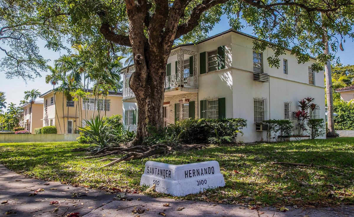 Vista de algunos de los 13 pequeños edificios de apartamentos y dúplex asequibles y antiguos de una manzana de Coral Gables que serán derribados para dar paso a una urbanización de lujo. Decenas de residentes de 52 apartamentos serán desplazados. La manzana está delimitada por Malaga Avenue y Santander Avenue al norte y al sur, y por Segovia Street y Hernando Street al oeste y al este.