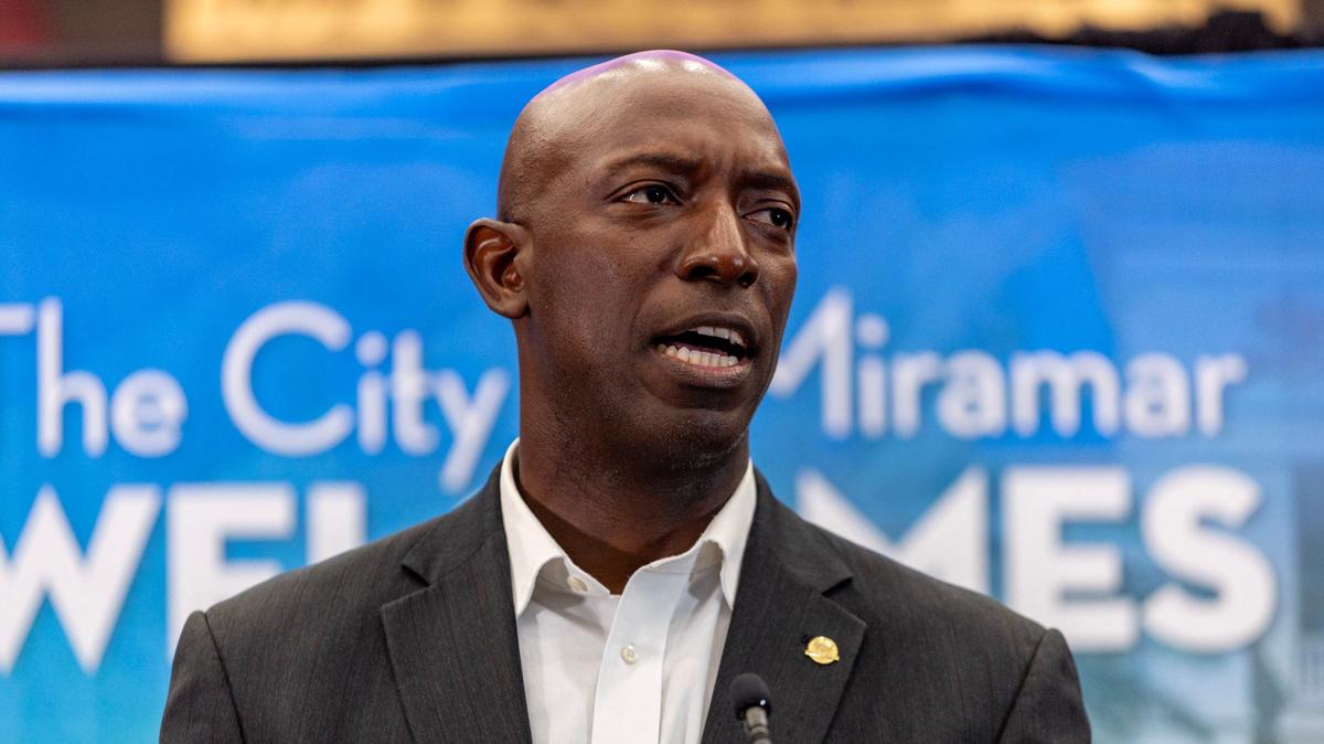 Miramar Mayor Wayne M. Messam addresses the media during a press conference regarding the proposition of a new trash incinerator being installed near the county line by Miami-Dade County, on Wednesday, Aug. 28, 2024, in Miramar, Florida.