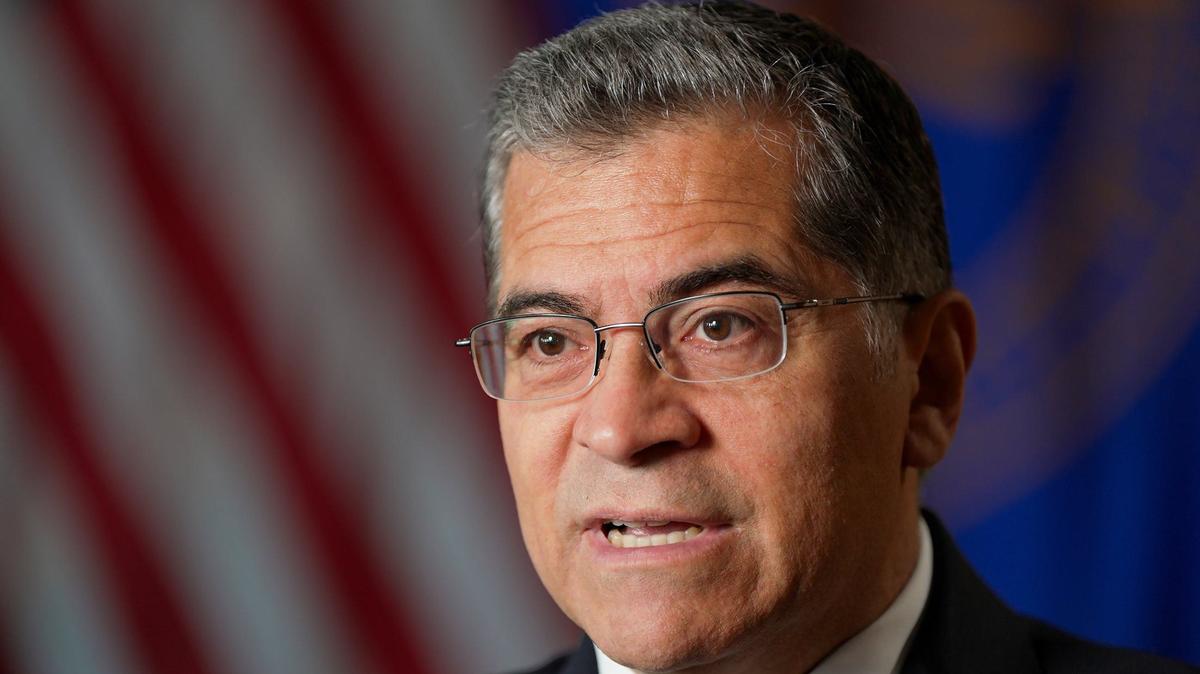 El secretario de Salud y Servicios Humanos de Estados Unidos (HHS), Xavier Becerra, habla con el periodista de McClatchy Michael Wilner en la sede del HHS el martes 9 de julio de 2024 en Washington DC.