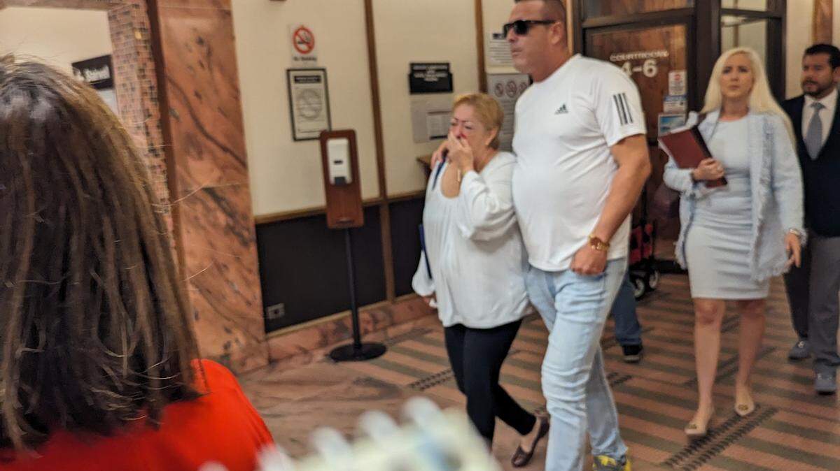 Miembros de la familia, incluida la abuela de Derek Rosa, un jovencito de 13 años acusado de matar a su madre mientras dormía, se presentaron durante la lectura de cargos del adolescente el martes en el tribunal penal de Miami-Dade. Derek se declaró inocente.