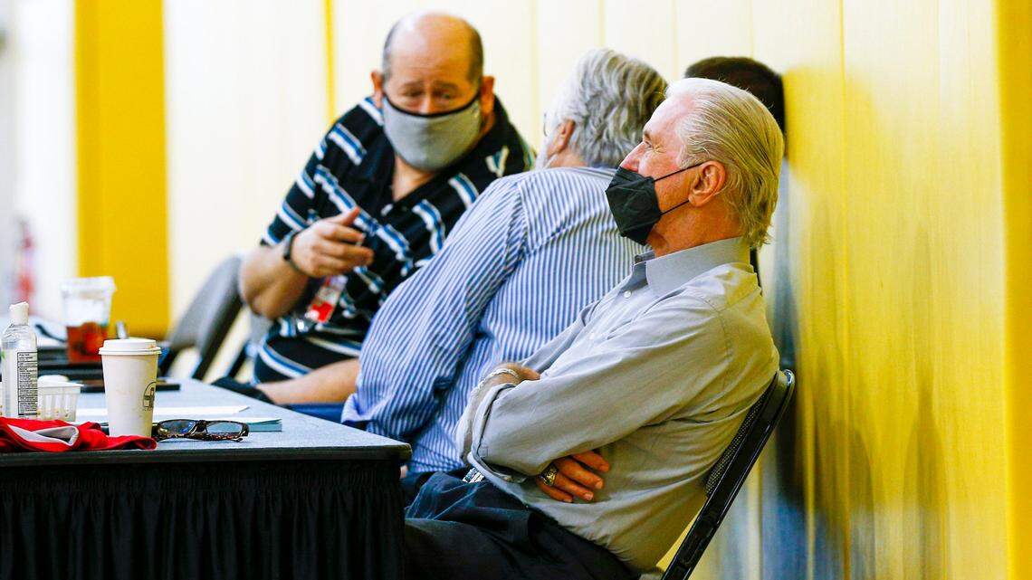 El presidente de Miami Heat, Pat Riley, observa la práctica desde el margen en FTX Arena en Miami el 30 de septiembre de 2021.