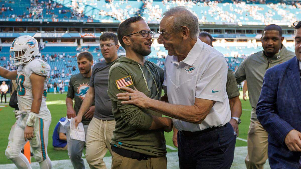El dueño de los Dolphins, Stephen Ross (der.), busca entre siete candidatos el reemplazo del recién despedido entrenador, Mike McDaniel (izq.).