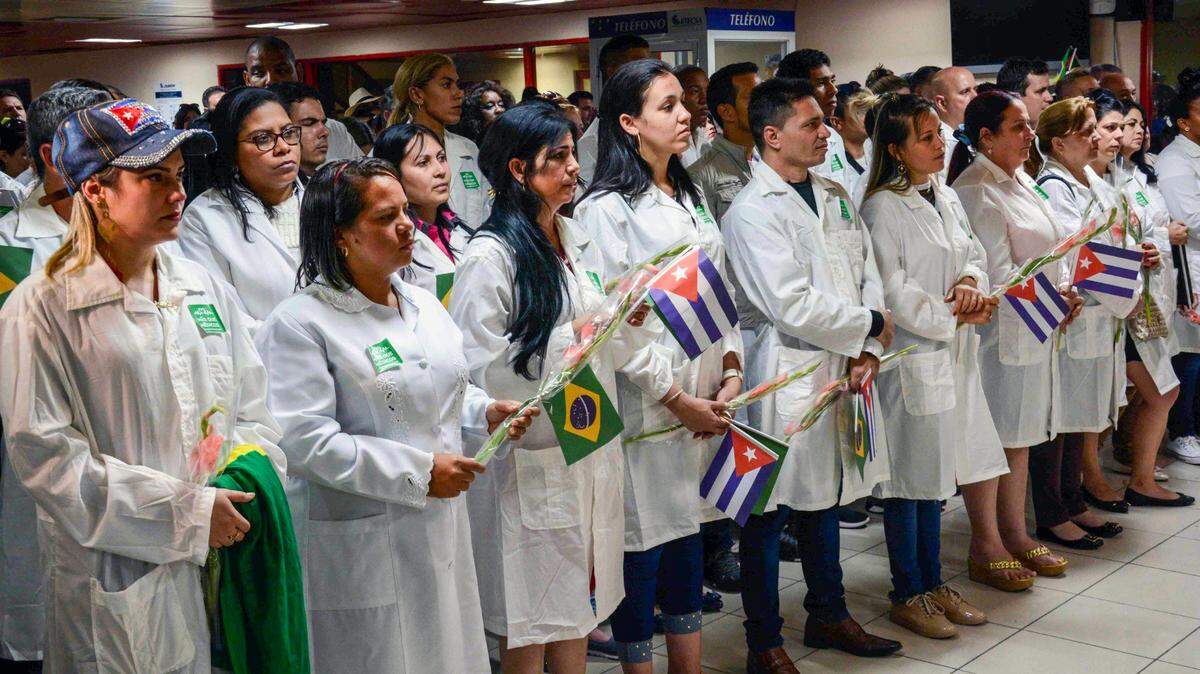 Esta imagen difundida por la Agencia Cubana de Noticias (ACN) muestra al primer grupo de médicos que llegó de Brasil, después de que el gobierno cubano decidiera retirarlos de un programa de ayuda médica en el 2018.