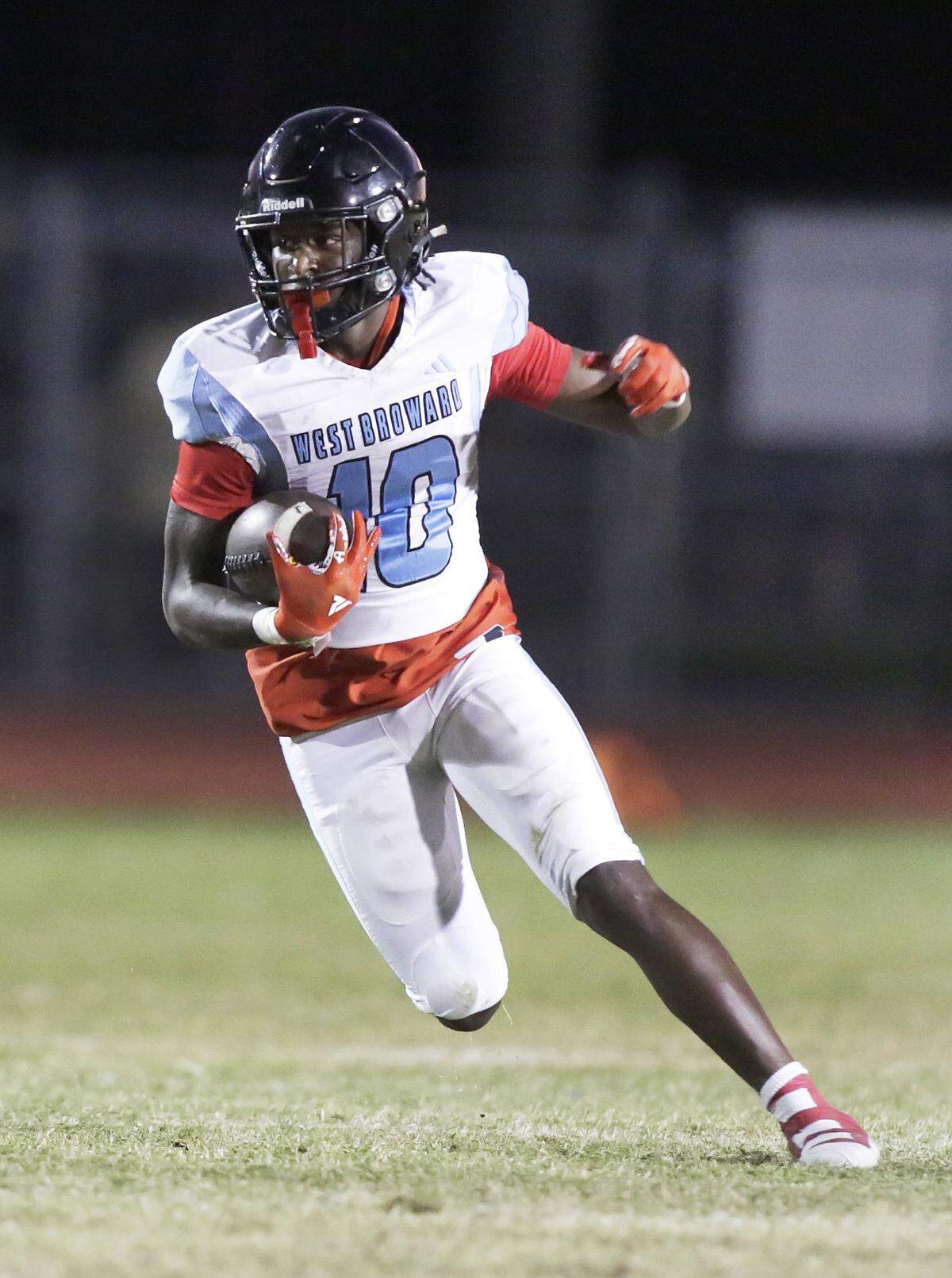 West Broward Bobcats running back Daquan Adderley (10) runs the ball against Western Wildcats during the football game on Thursday, October 30, 2025 at Western HS in Davie. Andrew Uloza / for Miami Herald