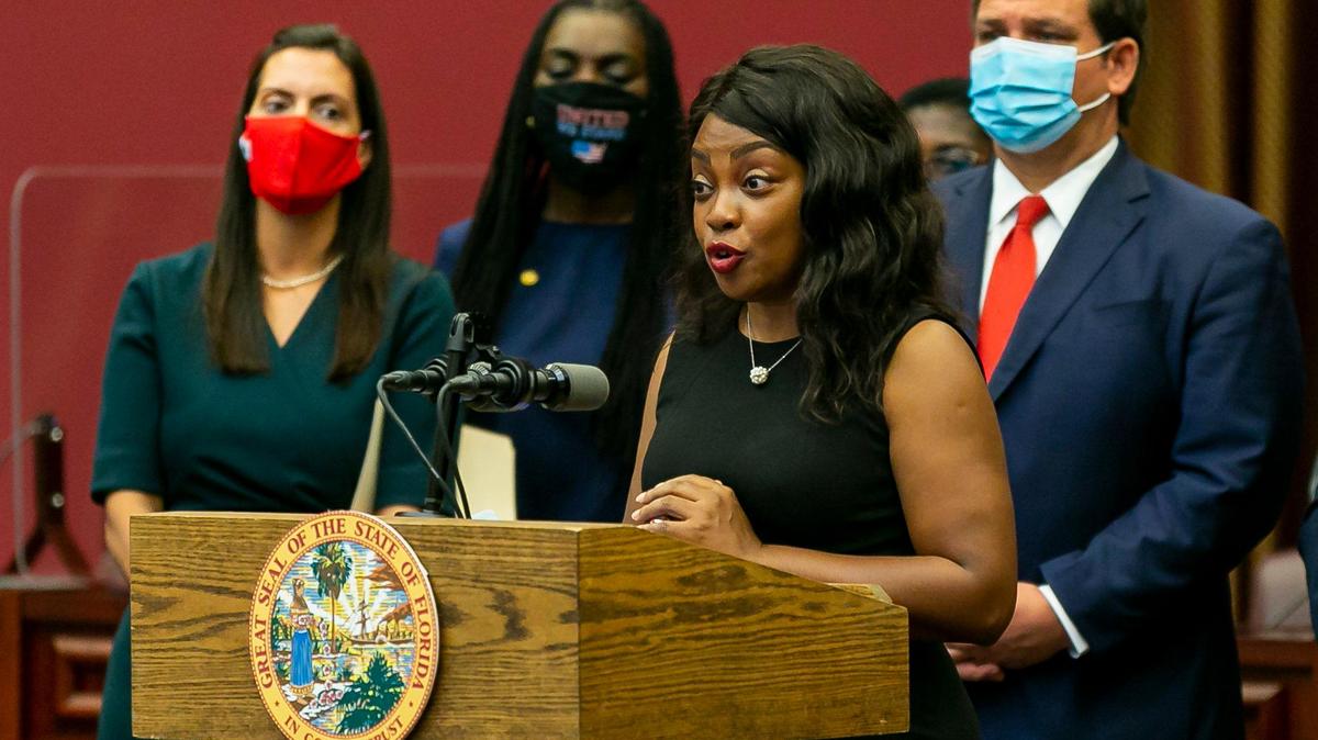 La representante estatal demócrata Dotie Joseph, de North Miami, habla durante un evento de prensa en Miramar, Florida, el miércoles 9 de septiembre de 2020.