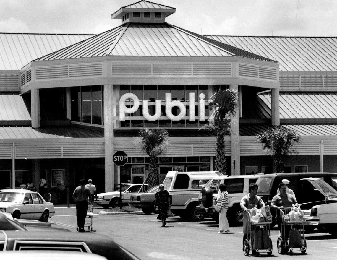 Crowds swamp a new Publix in Pembroke Pines in the early 1990s.