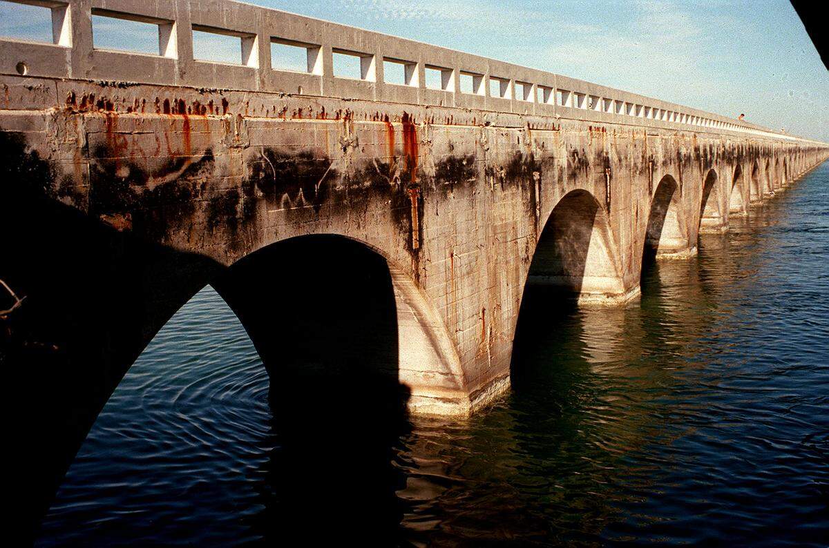 The arches on the old bridge in 1996.