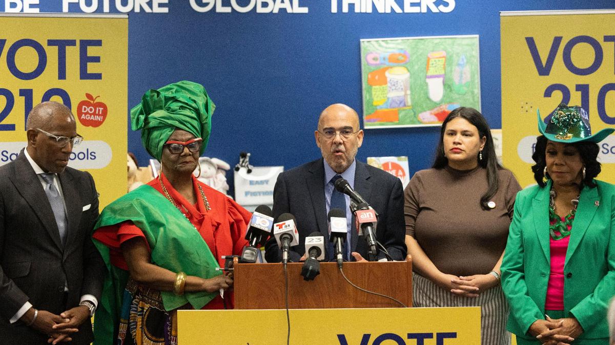 José L. Dotres, superintendente escolar de Miami-Dade (centro, y los miembros de la Junta Escolar, de izquierda a derecha, Steve Gallon III, la Dorothy Bendross-Mindingall, Lucía Báez-Geller y la representante Frederica Wilson durante una conferencia de prensa para apoyar el referendo del distrito escolar que pide a los electores que aumenten sus impuestos a la propiedad para elevar el salario de los maestros, el 6 de octubre de 2022, en el Madie Ives K-8 Center en Miami.