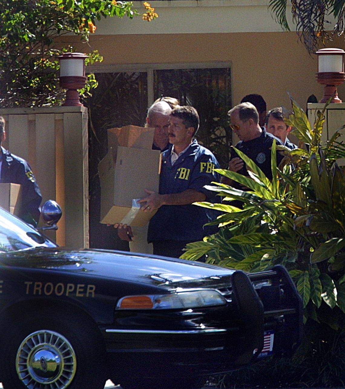 In 2001, FBI, DEA and Miami-Dade officers conducted a search of O.J. Simpson’s home and left with some things in boxes.