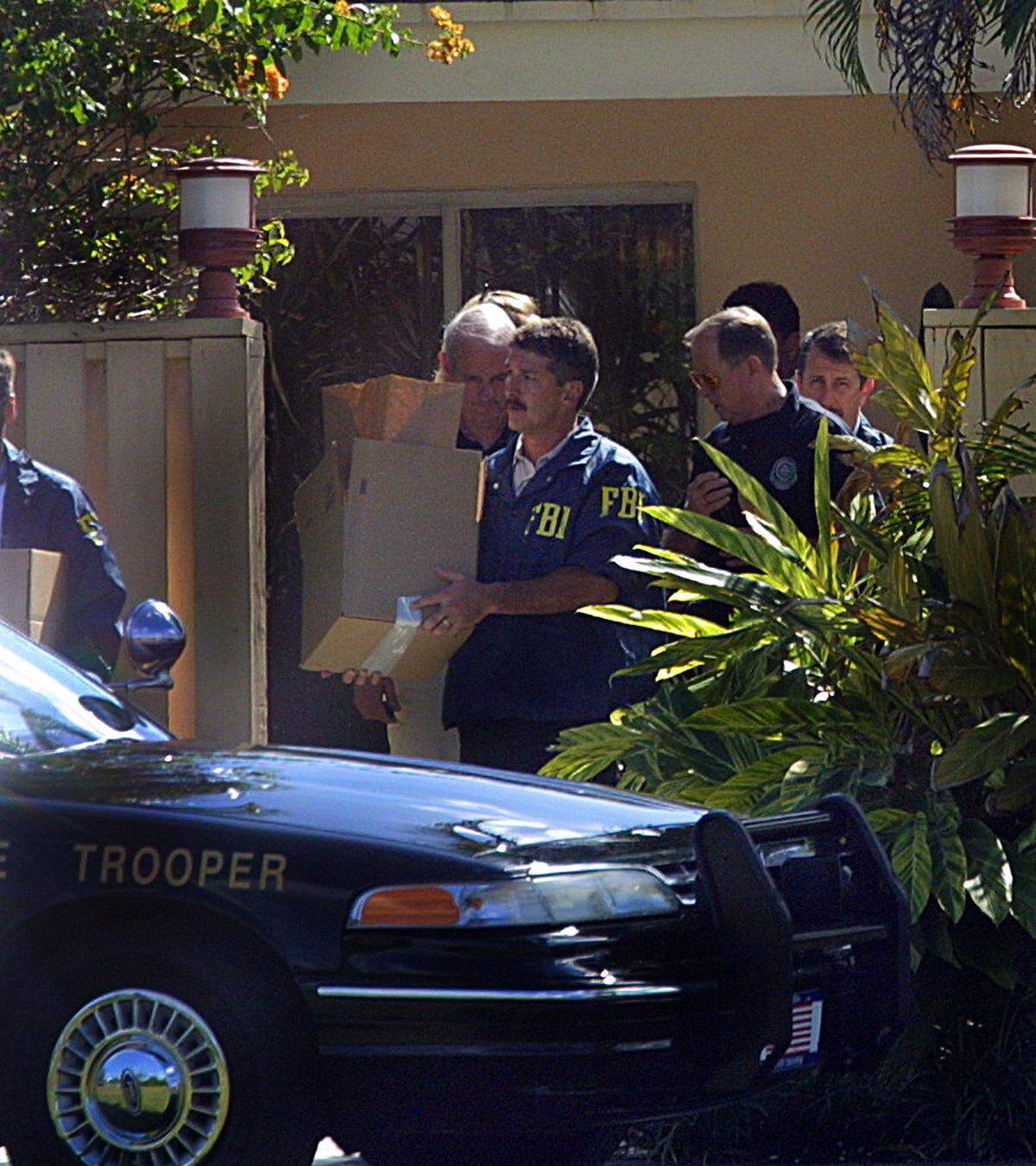 En 2001, agentes del FBI, la DEA y Miami-Dade llevaron a cabo un registro en la casa de O.J. Simpson y se marcharon con algunas cosas en cajas.