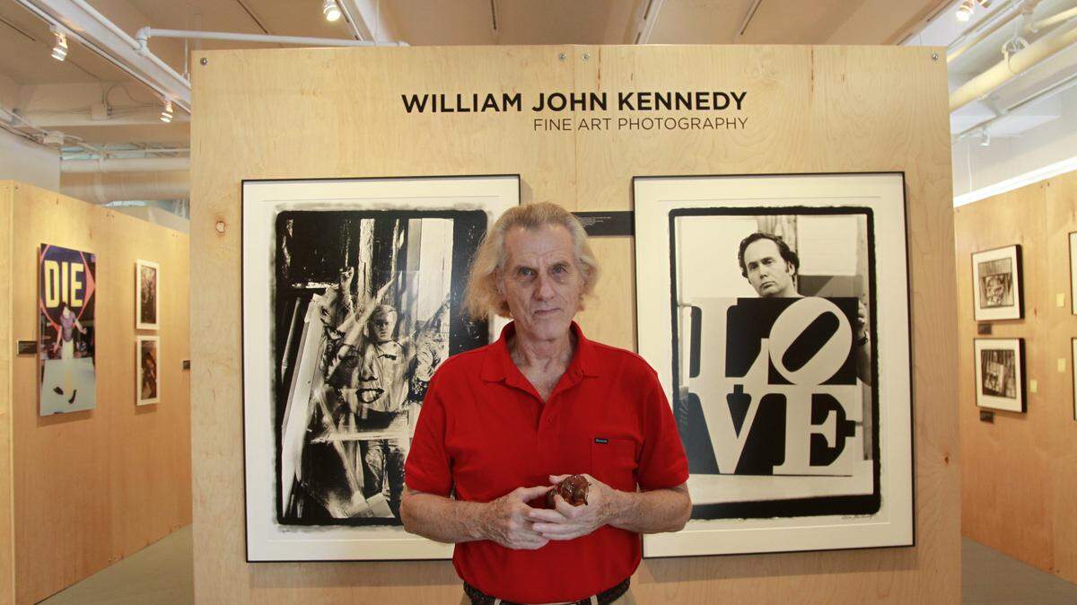 El fotógrafo William John Kennedy en Kiwi Gallery con la exposición fotográfica de Andy Warhol y la modelo Ultra Violet en Miami Beach el 30 de noviembre de 2010.