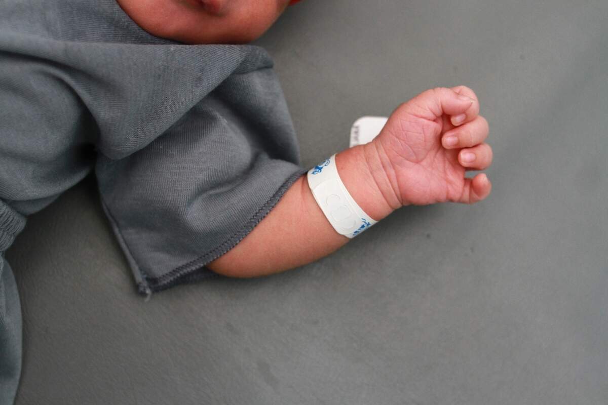newborn baby with name tag bracelet