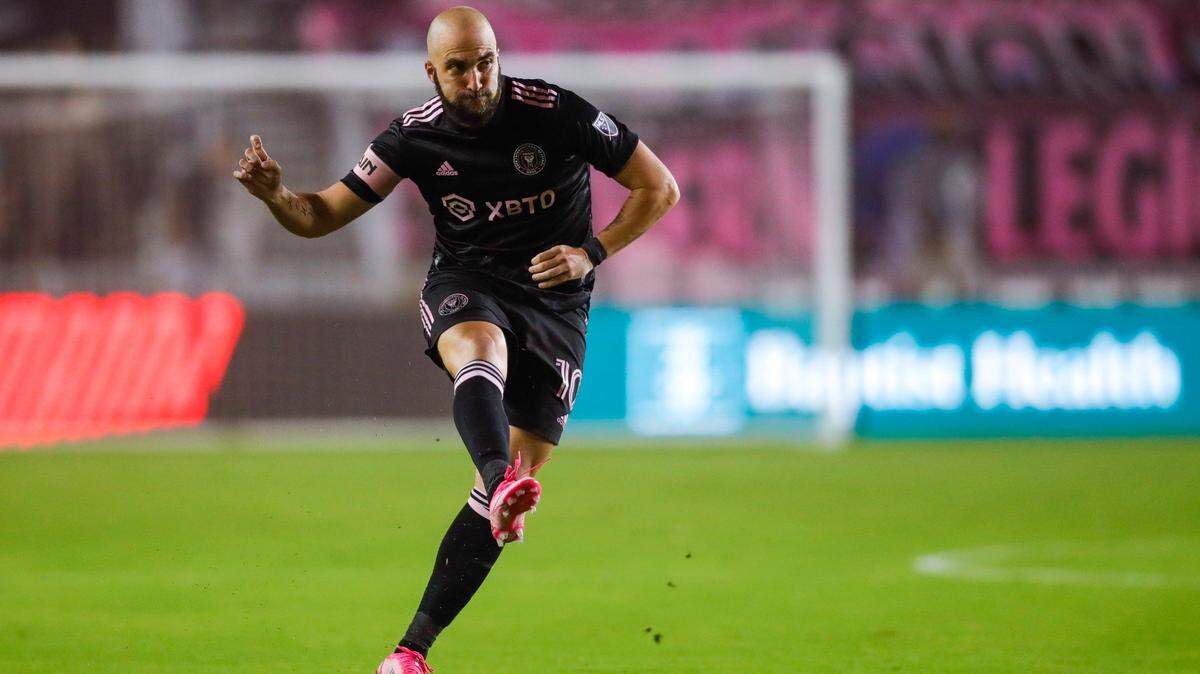 El delantero de Inter Miami Gonzalo Higuaín (10) realiza un tiro libre durante la primera mitad de un partido amistoso internacional contra el Club Universitario de Deportes en el estadio DRV PNK en Fort Lauderdale, Florida, el miércoles 26 de enero de 2022.