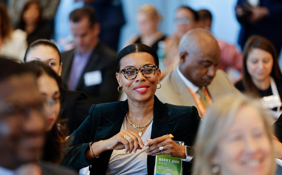 Kerry-Ann Royes, presidenta y directora ejecutiva de YWCA South Florida escucha a los oradores durante la conferencia de Miami Leadership Local en Bilzen Sumberg, en Miami, el viernes 27 de octubre de 2023.