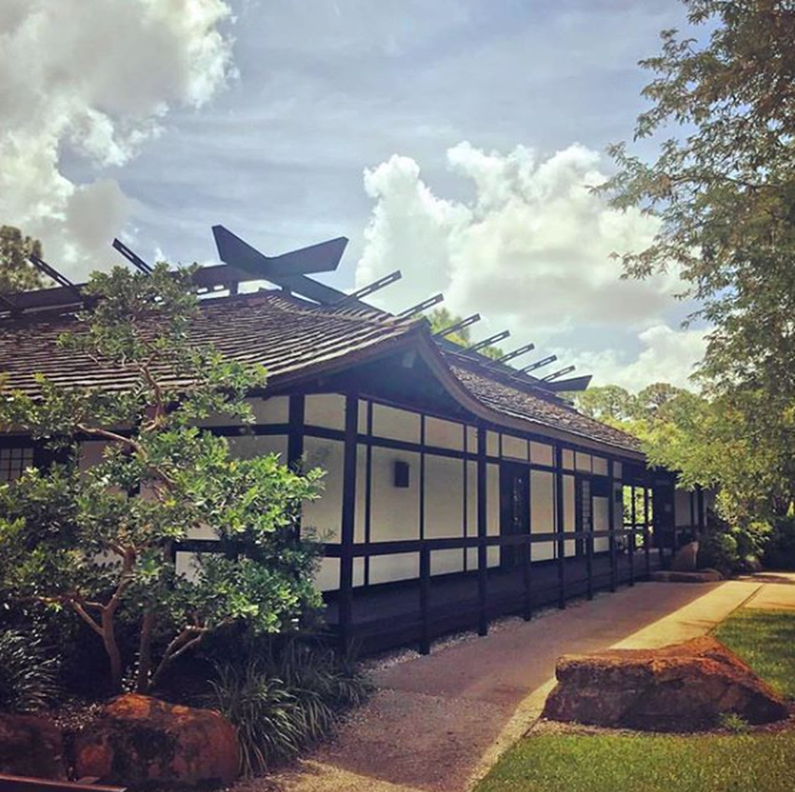 Morikami Gardens es un complejo de 188.5 acres de jardines y un centro cultural.