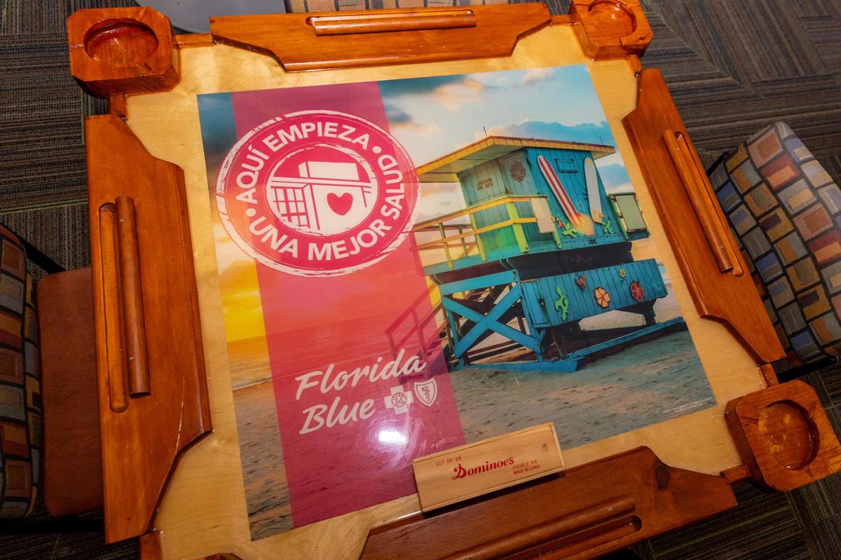 Una mesa de dominó en el vestíbulo en un Florida Blue Center, en Hialeah, Florida, el miércoles 20 de diciembre de 2023.