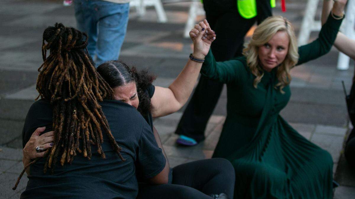 La senadora Lauren Book se da la mano con aproximadamente una docena de activistas mientras protesta contra el SB 300, que prohibiría los abortos después de las seis semanas en la Florida, mientras entona "Lean on Me", el lunes 3 de abril de 2023. El proyecto de ley fue aprobado por el Senado previamente ese día.
